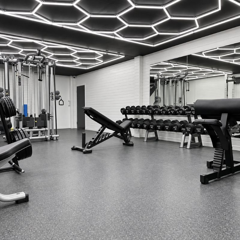 Hauteur, vibrations, sécurité : fixer des hexagones dans une salle de sport