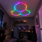 Mise en situation illustrative du kit Plafonnier LED Hexagonal RGB Nid d'Abeille 3 Modules Hexeli™ 1,68 m x 1,66 m – RGB connecté, ambiance RGB gaming. Création commerciale, pas une photo de client réel.