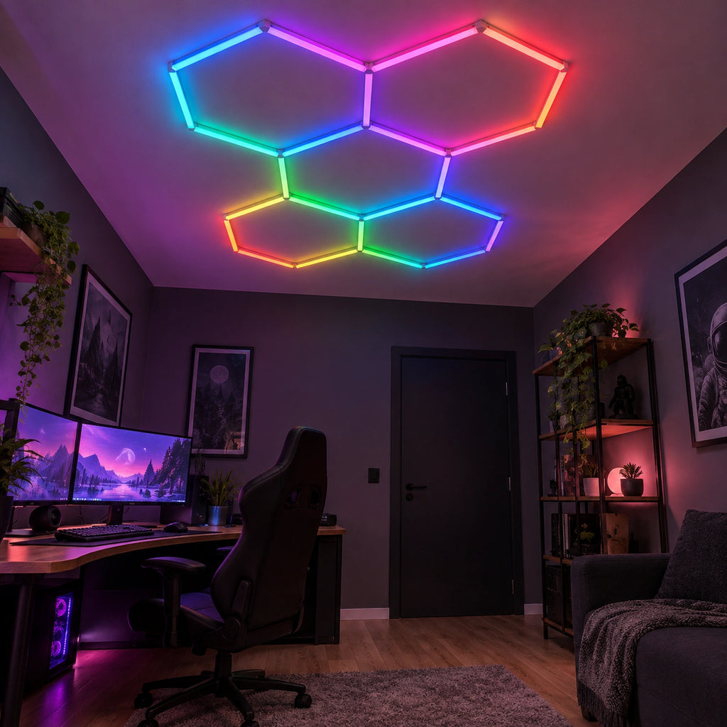 Mise en situation illustrative du kit Plafonnier LED Hexagonal RGB Nid d'Abeille 5 Modules Hexeli™ - 1,68 m x 2,33 m – RGB connecté, ambiance RGB gaming. Création commerciale, pas une photo de client réel.