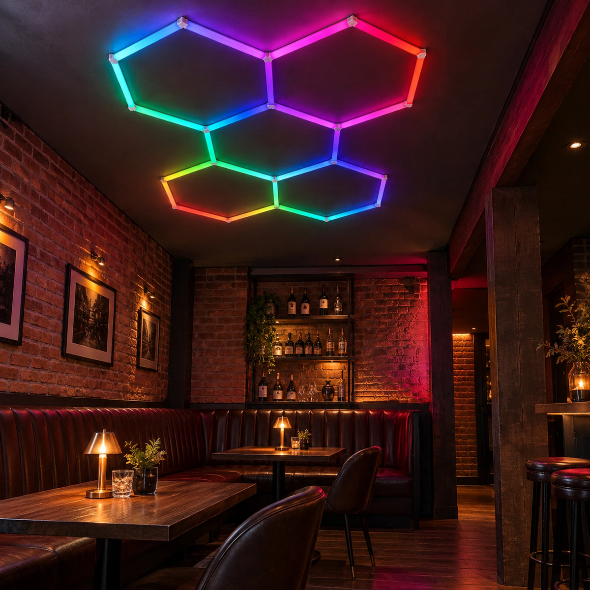 Mise en situation illustrative du kit Plafonnier LED Hexagonal RGB Nid d'Abeille 5 Modules Hexeli™ - 1,68 m x 2,33 m – RGB connecté, ambiance RGB lounge. Création commerciale, pas une photo de client réel.