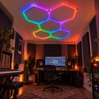 Mise en situation illustrative du kit Plafonnier LED Hexagonal RGB Nid d'Abeille 5 Modules Hexeli™ - 1,68 m x 2,33 m – RGB connecté, ambiance RGB studio. Création commerciale, pas une photo de client réel.