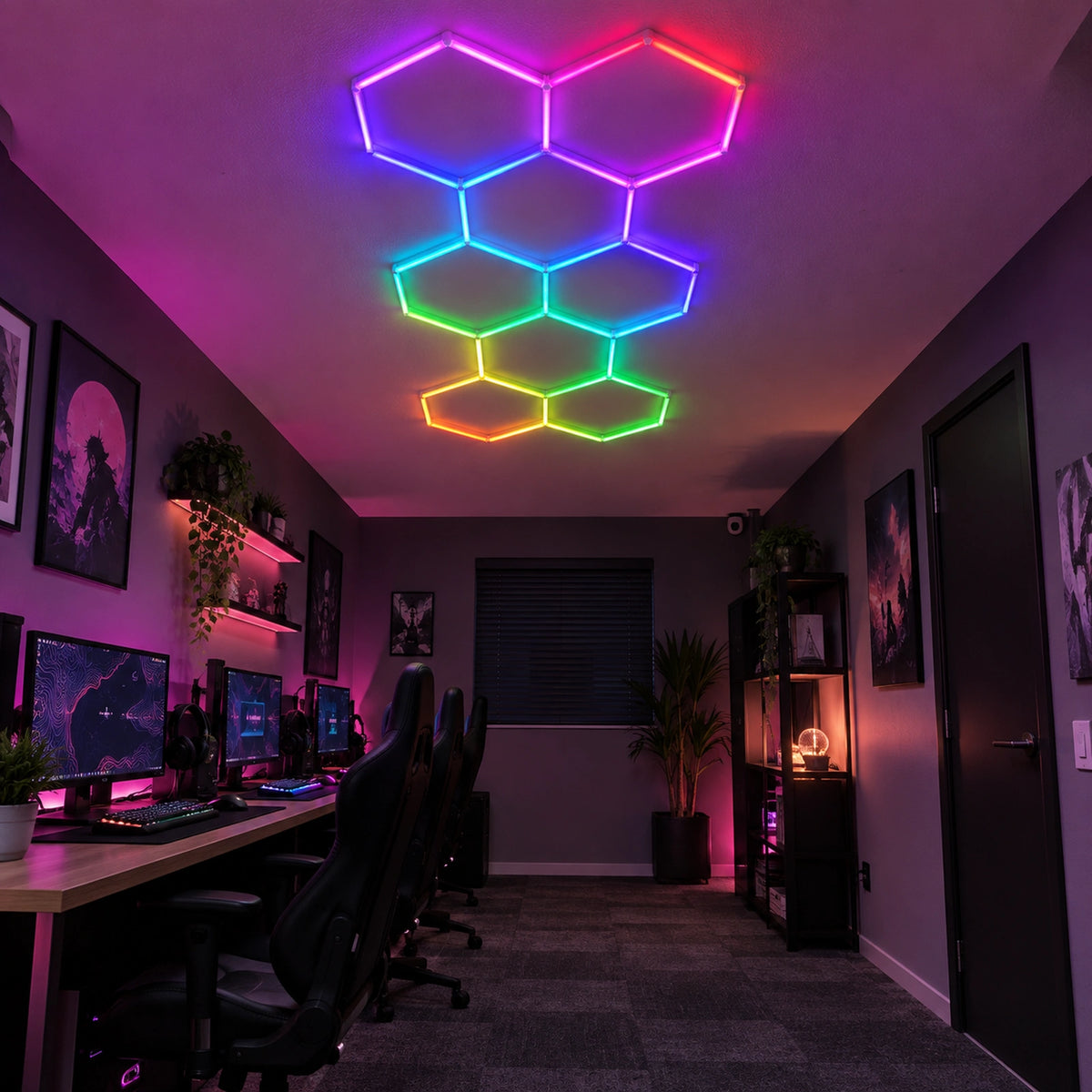 Mise en situation illustrative du kit Plafonnier LED Hexagonal RGB Nid d'Abeille 8 Modules 1,68 m x 3,68 m – RGB connecté, ambiance RGB gaming. Création commerciale, pas une photo de client réel.