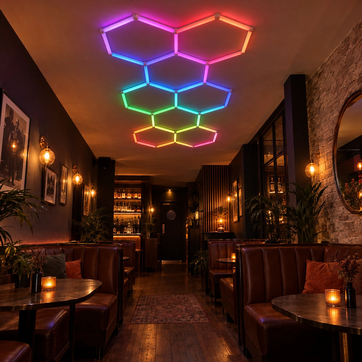 Mise en situation illustrative du kit Plafonnier LED Hexagonal RGB Nid d'Abeille 8 Modules 1,68 m x 3,68 m – RGB connecté, ambiance RGB lounge. Création commerciale, pas une photo de client réel.
