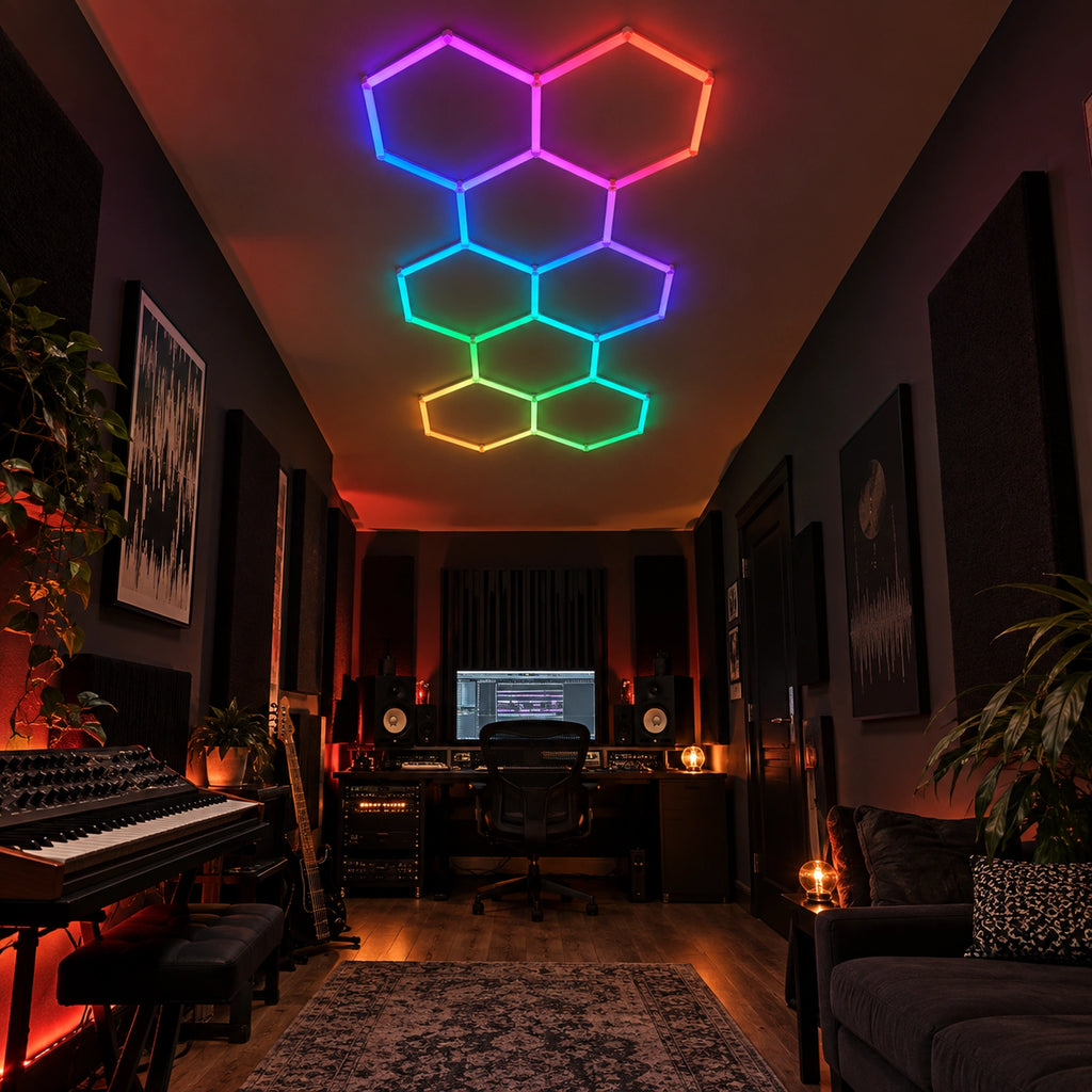 Mise en situation illustrative du kit Plafonnier LED Hexagonal RGB Nid d'Abeille 8 Modules 1,68 m x 3,68 m – RGB connecté, ambiance RGB studio. Création commerciale, pas une photo de client réel.