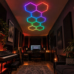 Mise en situation illustrative du kit Plafonnier LED Hexagonal RGB Nid d'Abeille 8 Modules 1,68 m x 3,68 m – RGB connecté, ambiance RGB studio. Création commerciale, pas une photo de client réel.